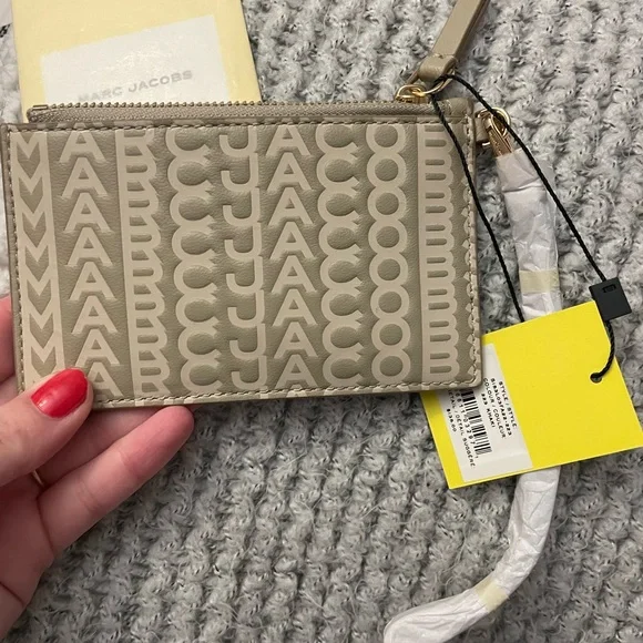 BRAND NEW MARC JACOBS MONOGRAM LEATHER WRISTLET. - Picture 4 of 9